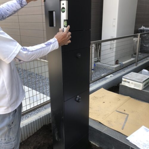 機能門柱の設置作業となります。 機能門柱の設置作業となります。