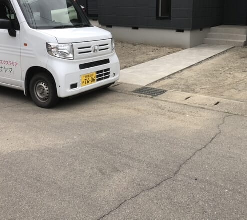 本日はご近隣へのご挨拶にお伺いさせて頂きました。お待たせ致しました外構工事着工となります。