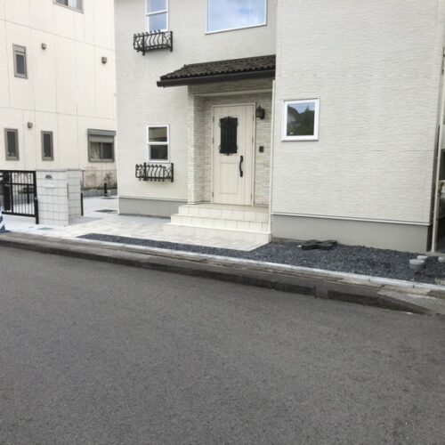 駐車場の土間コンクリートの養生完了となります。