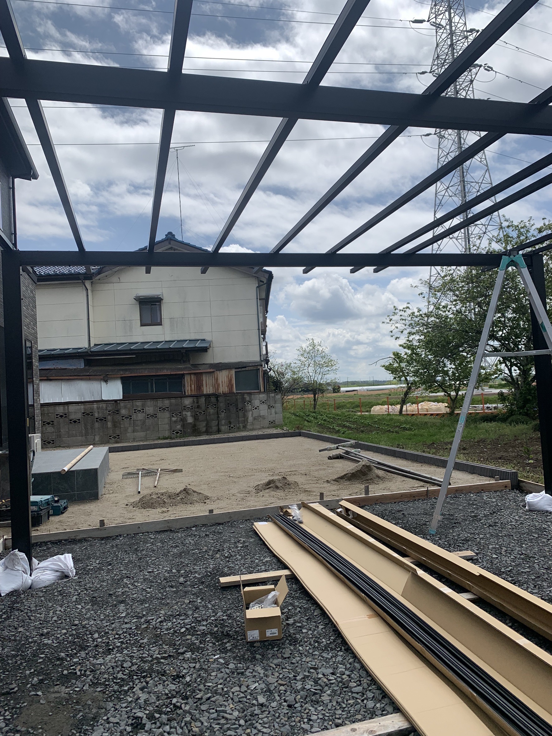 カーポートの設置です。 カーポートの設置です。