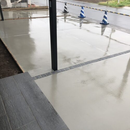 駐車場の土間コンクリートの養生となります。