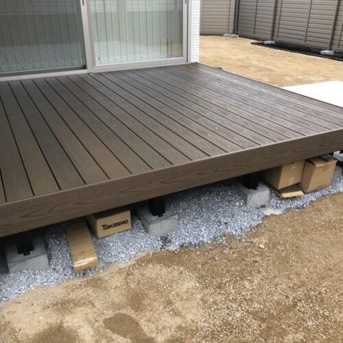 お庭側のウッドデッキの床板張り作業となります。