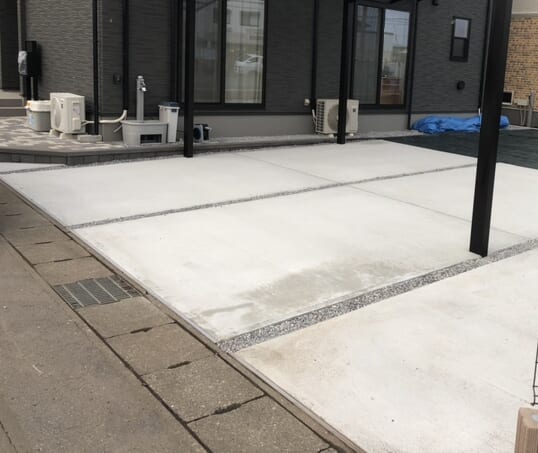 駐車場の土間コンクリートの養生完了となります。お車を入れて頂いて大丈夫です。駐車場をご使用ください。ありがとうございました。