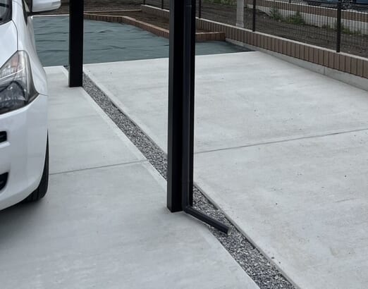 カーポート縦樋の取り付けとなります。カーポート作業完了です。