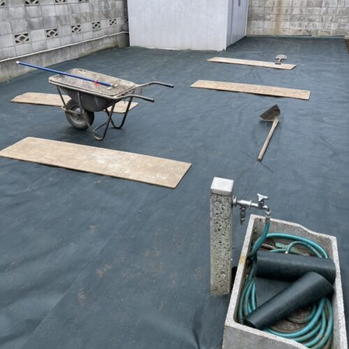 防草シート敷きです。