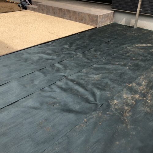 防草シートの敷き込み作業となります。防草シートを敷いて6号砕石を入れて参ります。