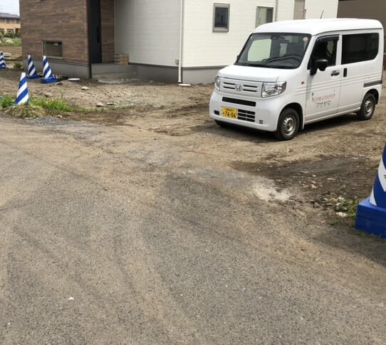 本日は工事着工前のご近隣へのご挨拶へお伺いさせて頂きました。お待たせ致しました外構工事着工となります。