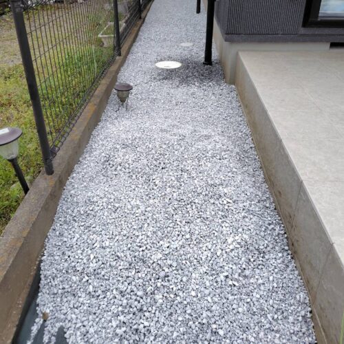 6号砕石敷きです。