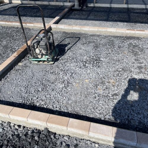 コンクリート下地の転圧です。