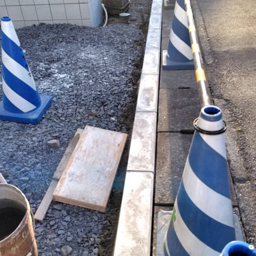 境界部分コンクリート縁石の施工です。