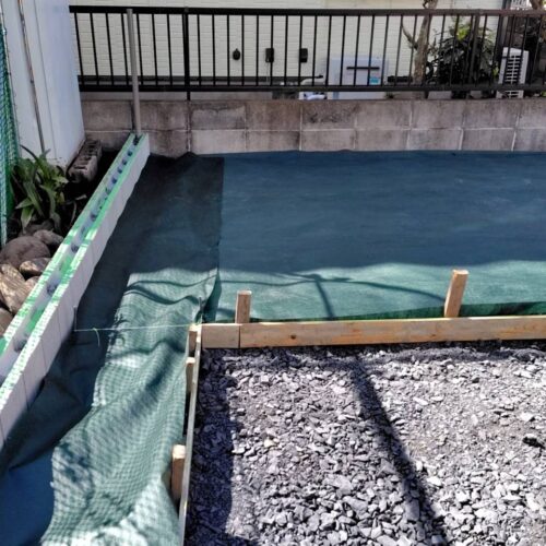 防草シート敷きです。この後6号砕石を敷きます。