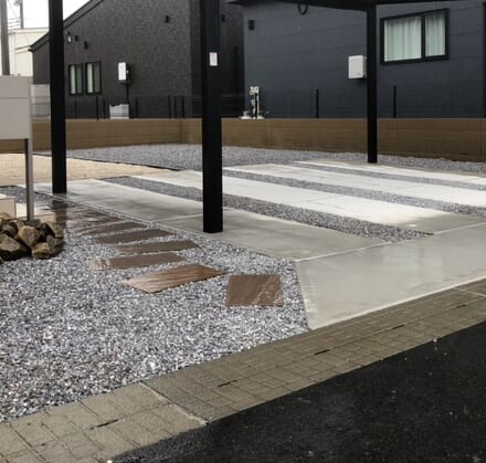 駐車場の土間コンクリートの養生完了となります。お車を入れて頂いて大丈夫です。駐車場をご使用ください。