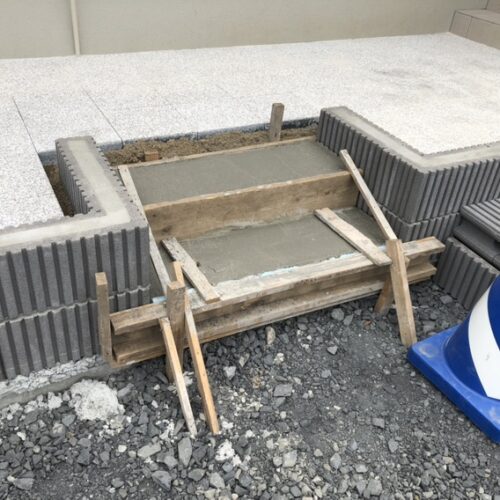 階段タイル下地のコンクリートの養生となります。