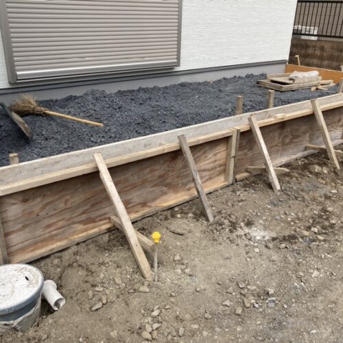 タイルデッキ下地砕石入れと型枠組みです。