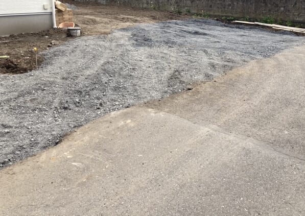 駐車場の砕石入れです。 駐車場の砕石入れです。