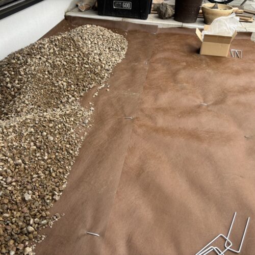 防草シート敷きです。 防草シート敷きです。