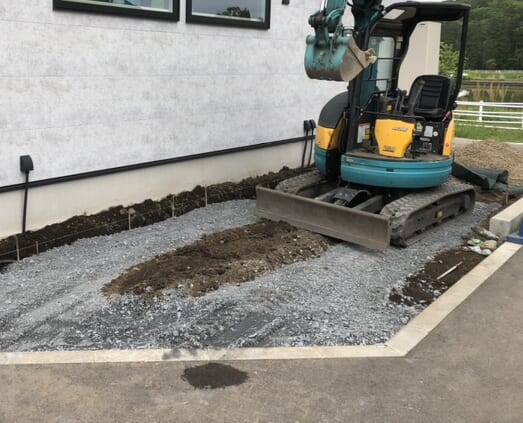 駐車場部分の掘削及び砕石入れ作業となります。