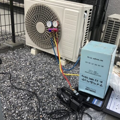 エアコン室外機の配管延長交換作業となります。