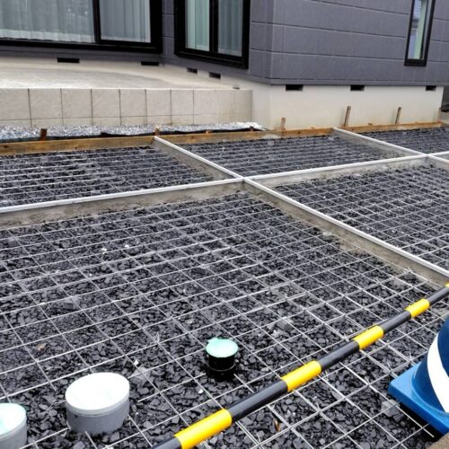 ワイヤーメッシュ敷きです。 ワイヤーメッシュ敷きです。