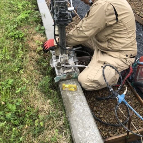 既存境界基礎部分へらフェンス柱のコア穴明け作業となります。