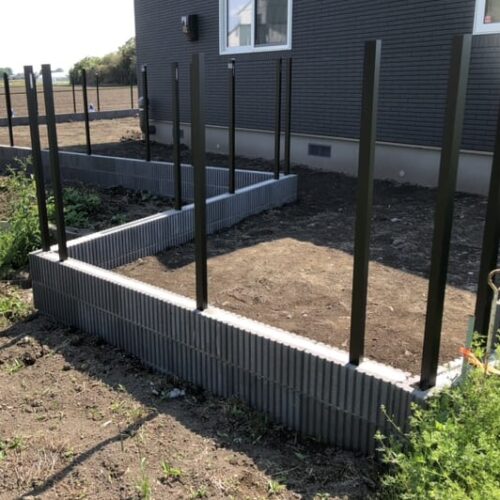 東側境界ブロックへのフェンスの柱の建て込み作業となります。