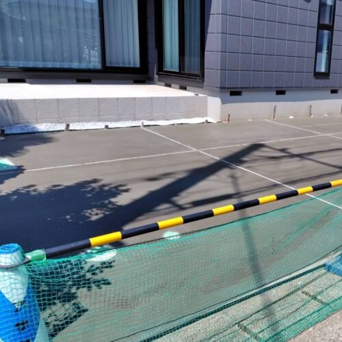 土間コンクリート洋上、ネコ避けネットの設置です。