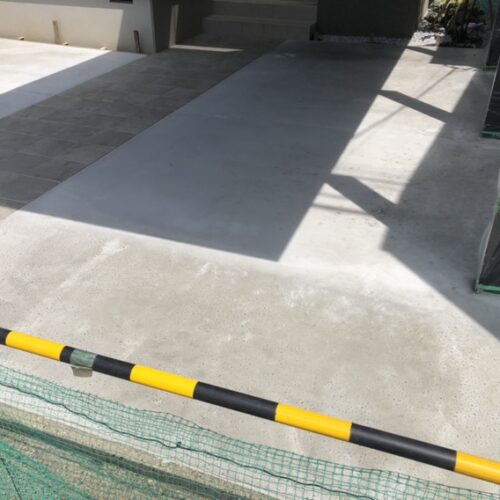 駐車場の土間コンクリートの養生となります。