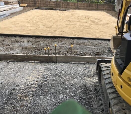 お庭への山砂入れの搬入となります。