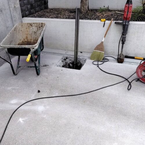 カーポート柱部分の既存コンクリートハツリ後の掘削作業となります。