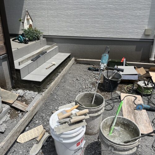 タイル張り作業になります。 タイル張り作業になります。