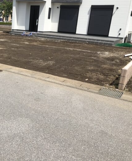 本日は工事着工前のご近隣へのご挨拶にお伺いさせて頂きました。お待たせ致しました外構工事着工となります。