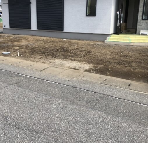 本日は工事着工前のご近隣へのご挨拶にお伺いをさせて頂きました。お待たせ致しました外構工事着工となります。