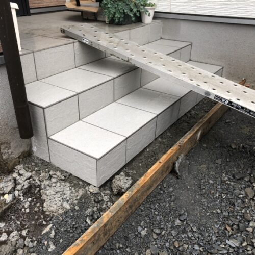 玄関タイル張り養生となります。 玄関タイル張り養生となります。