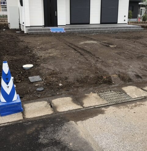 本日より工事着工となります。これより重機を回送して工事開始です。