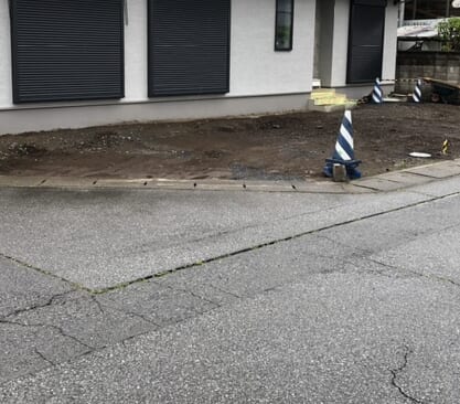 本日より工事着工となります。現地にて丁張り掛け作業をして高さ配置の確認作業から工事開始です。