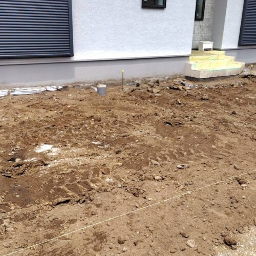 インターロッキング下地の掘削です。