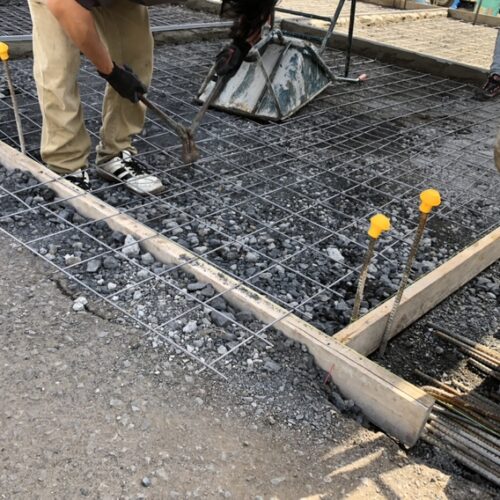 駐車場土間コンクリート打設準備のメッシュ筋の敷き込み作業となります。