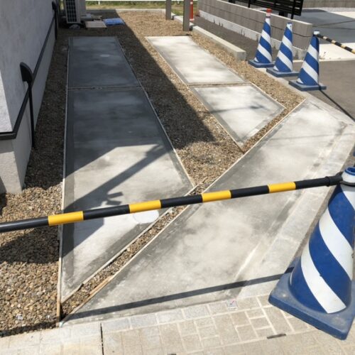 駐車場の土間コンクリートの養生中となります。