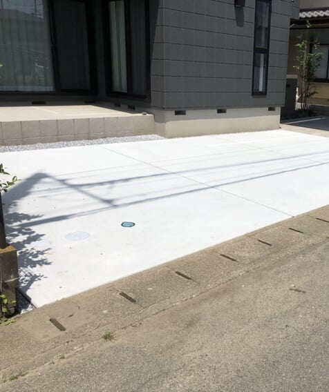 駐車場の土間コンクリートの養生が完了となりました。お車を入れて頂いて大丈夫です。駐車場をご使用ください。ありがとうございました。