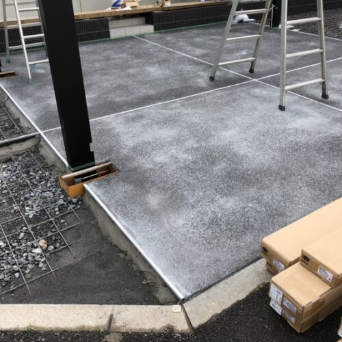 駐車場部分の土間コンクリートの洗い出しの養生となります。