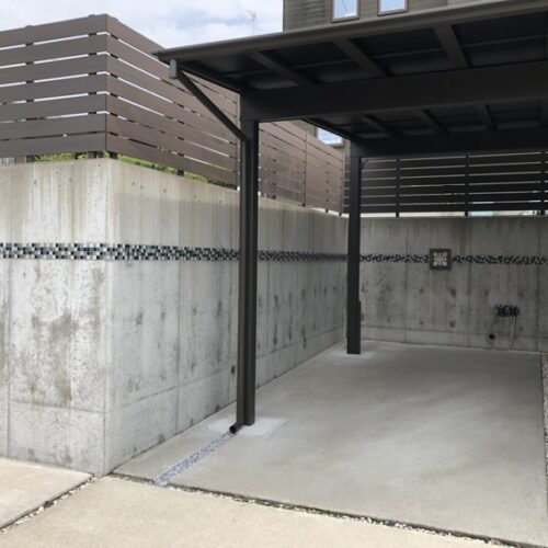 外部コンセントへのカーポートの照明器具接続を致しまして工事完了となります。