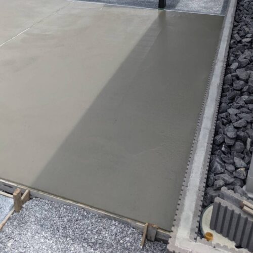 土間コンクリート打設です。