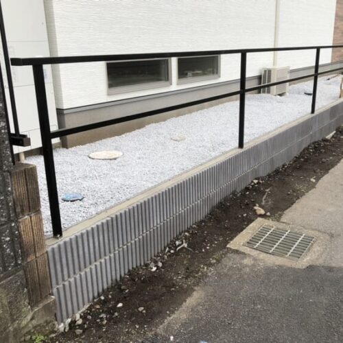 境界側のフェンスの設置となります。