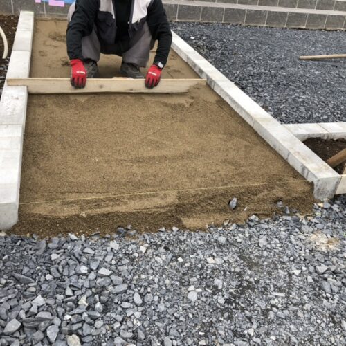 アプローチの平板敷き作業の開始となります。