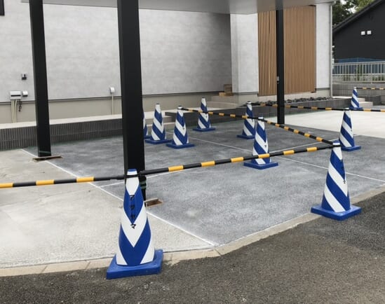 駐車場の土間コンクリートの養生となります。