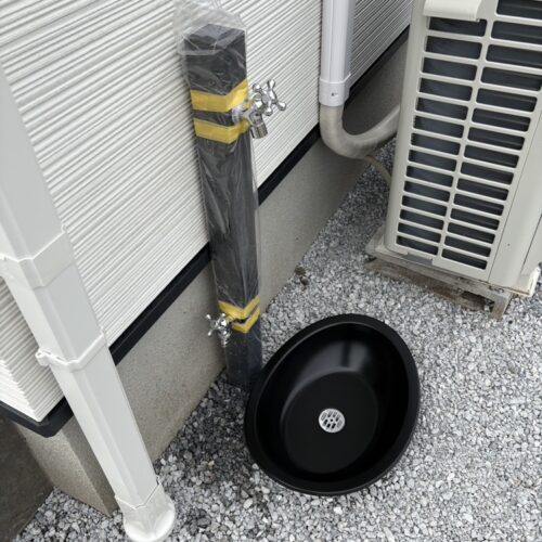 立水栓と受け皿パンの設置作業となります。