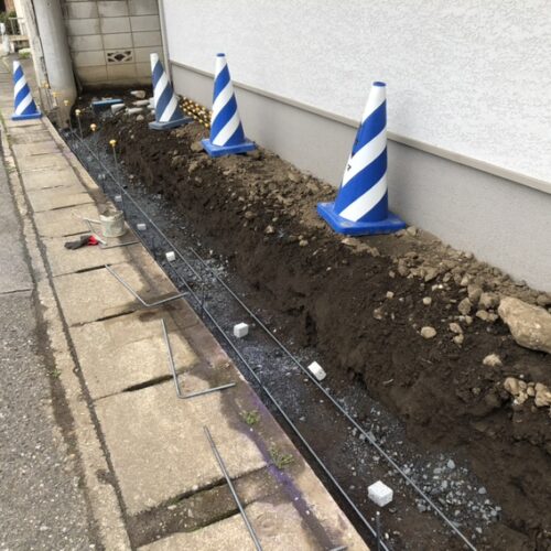 道路の境界側のブロック配筋組み作業となります。