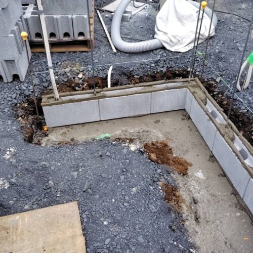 門袖のブロック積みです。 門袖のブロック積みです。