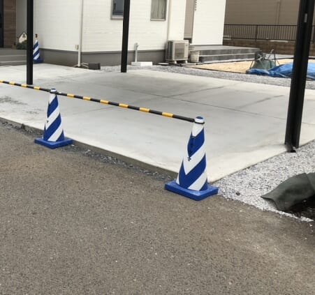 駐車場の土間コンクリートの養生中となります。