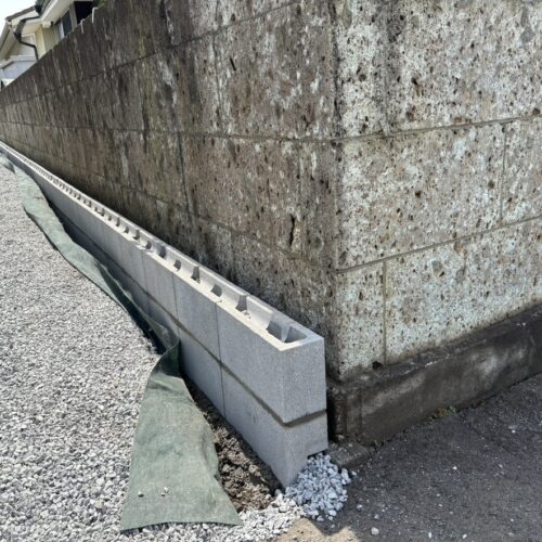 南側の砂利止めブロック積み作業となります。